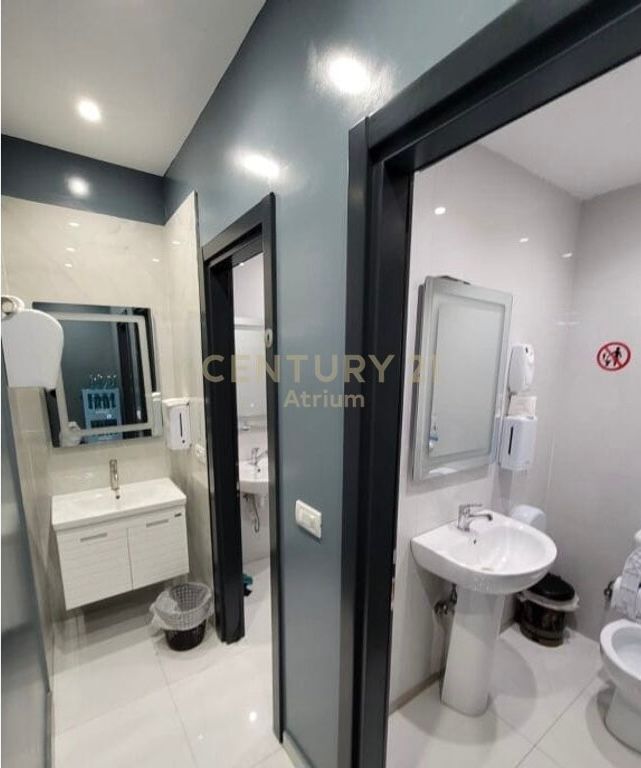 BUSINESS BAR/RESTAURANT FOR SALE AT TOWER BRIDGE 3!