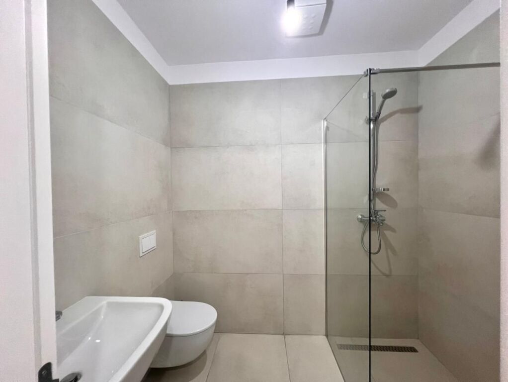 Titolo -- In Affitto: Ufficio Gigante | 3 Ambienti (128m2) 📍Via Elbasanit - Via Faik Konica, facciata dalla Strada || 2.000€/mese