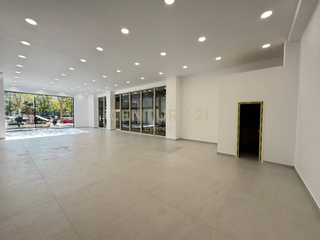 VICINO A DELIORGJI, LOCALE COMMERCIALE IN AFFITTO