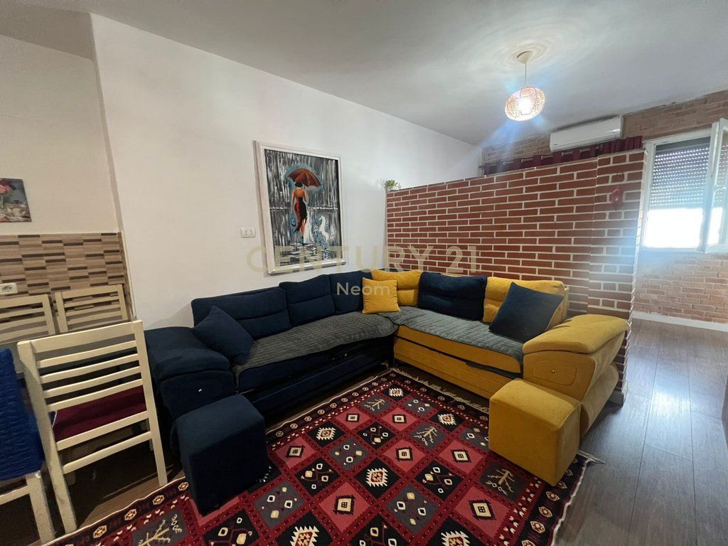 Jepet me qira apartament 2+1 në Yzberisht, pranë pallateve Cabej