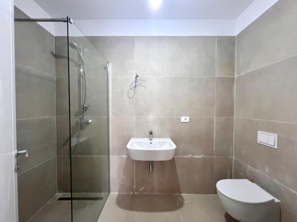 Titolo -- In Affitto: Ufficio Gigante | 3 Ambienti (128m2) 📍Via Elbasanit - Via Faik Konica, facciata dalla Strada || 2.000€/mese