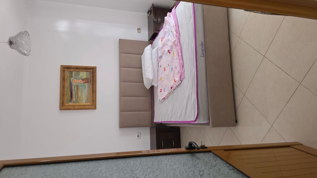 Apartament I konvertuar ne 2+1 ne xhamllik