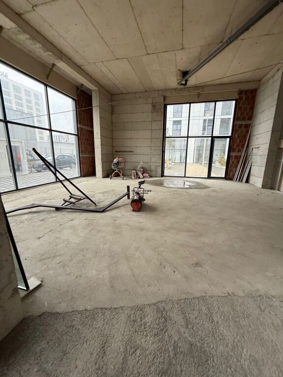 SHOP FOR RENT 786 M2 FORMER CUSTOMS 8000 EURO