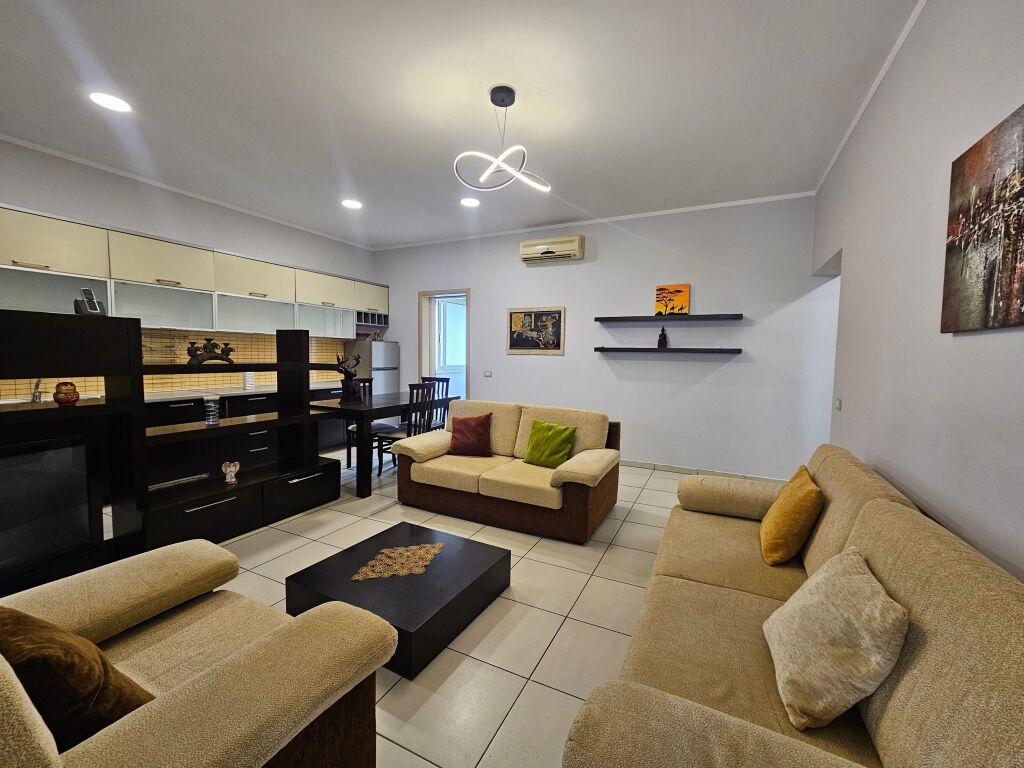 A Myslym Shyr "vicino alla banca BKT Affittasi appartamento 2+1+2 wc 5° piano palazzo vecchio "senza ascensore" 120 m² completamente ristrutturato da zero Prezzo 55.000 lek