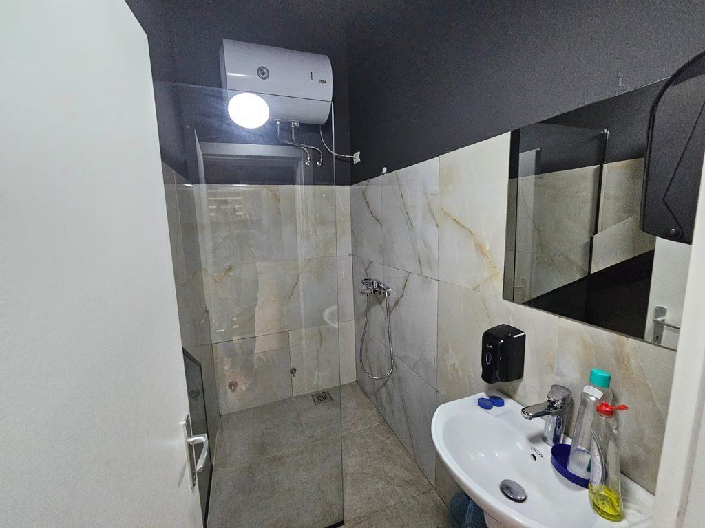 JEPET ME QIRA NJËSI KOMERCIALE 205 m² – NË ZEMËR TË TIRANËS