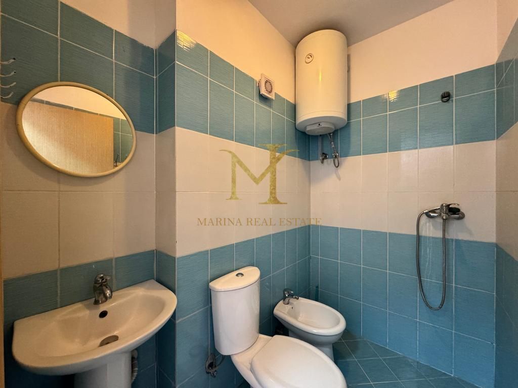 Jepet me qera 2+1 (2 banjo) me ballkon i bolshem me pamje nga deti