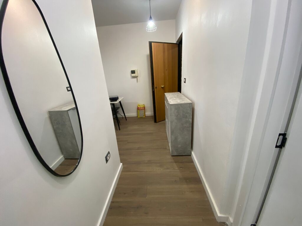 Shitet 1+1,i mobiluar me verande,komune e parisit,180.000 euro