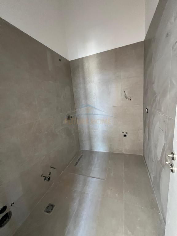 Shitet penthouse 3+1+2 Rruga e Barrikadave