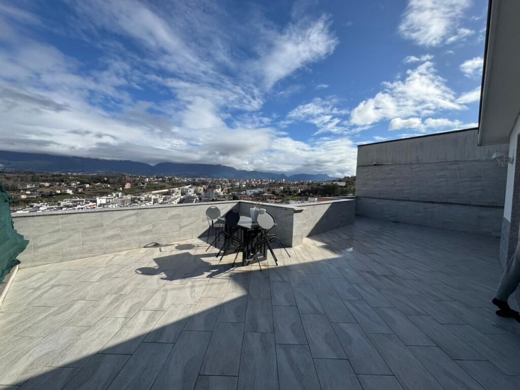 🏡 Shitet apartament 1+1 (papafingo) 📍 Liqeni i Thatë💶 Çmimi: 250.000 €