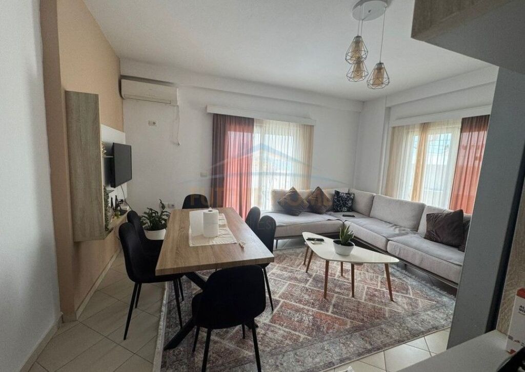 Shitet, Apartament 1+1+Verandë, Vlorë.