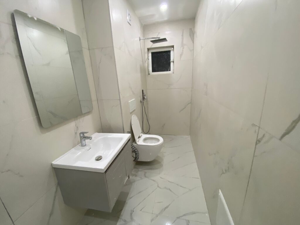 Shitet 1+1,i mobiluar me verande,komune e parisit,180.000 euro