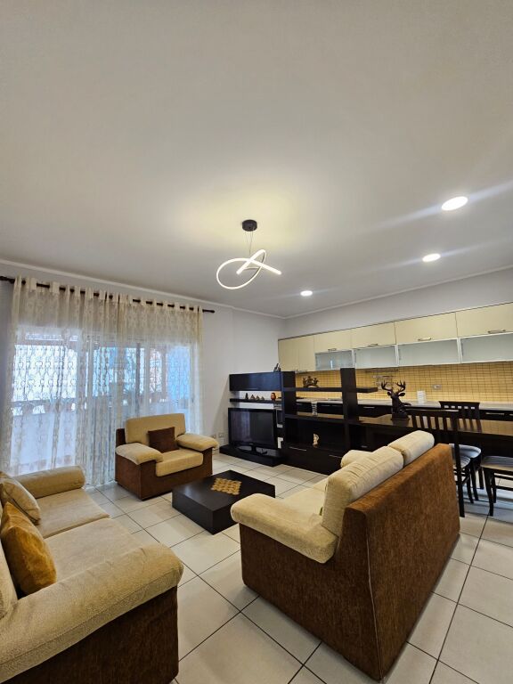 A Myslym Shyr "vicino alla banca BKT Affittasi appartamento 2+1+2 wc 5° piano palazzo vecchio "senza ascensore" 120 m² completamente ristrutturato da zero Prezzo 55.000 lek