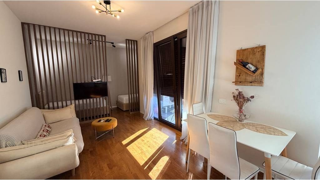 JEPET ME QIRA APARTAMENT 1+1 TEK RRUGA BARRIKADAVE ! 750 € /Muaj