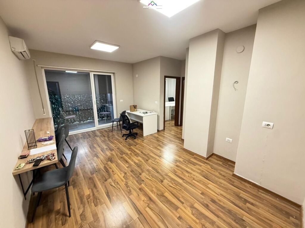 Zyre me qera tek 21 Dhjetori (ID BZ2806) Tirane