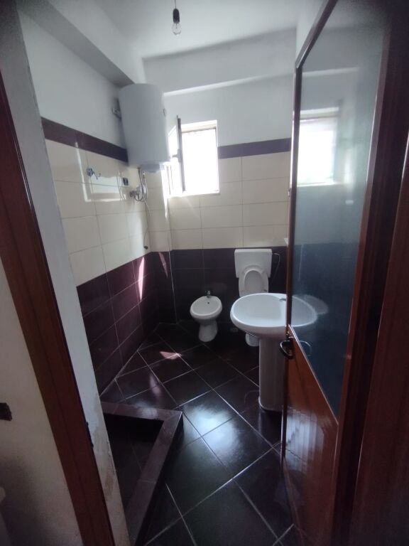 APARTAMENT 1+1. 30000 LEKE.VILAT GJERMANE.KOPESHTI SARITO