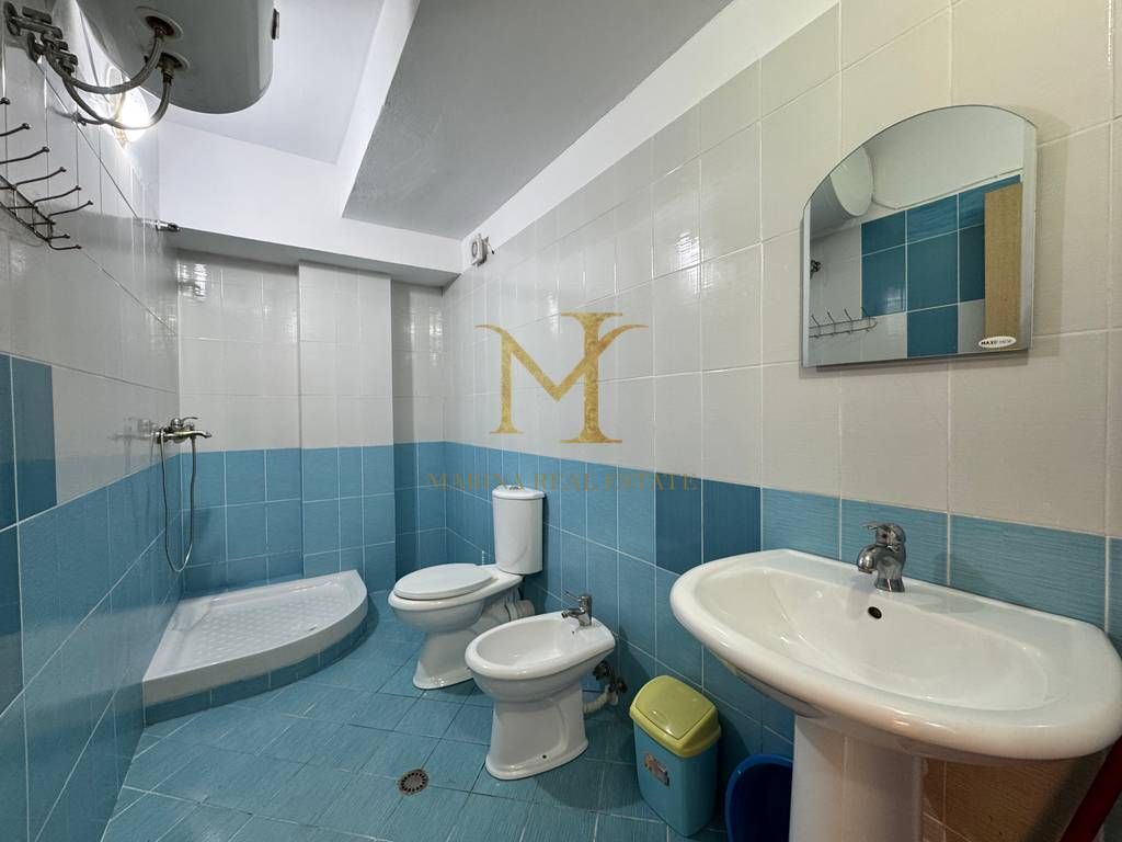 Jepet me qera 2+1 (2 banjo) me ballkon i bolshem me pamje nga deti