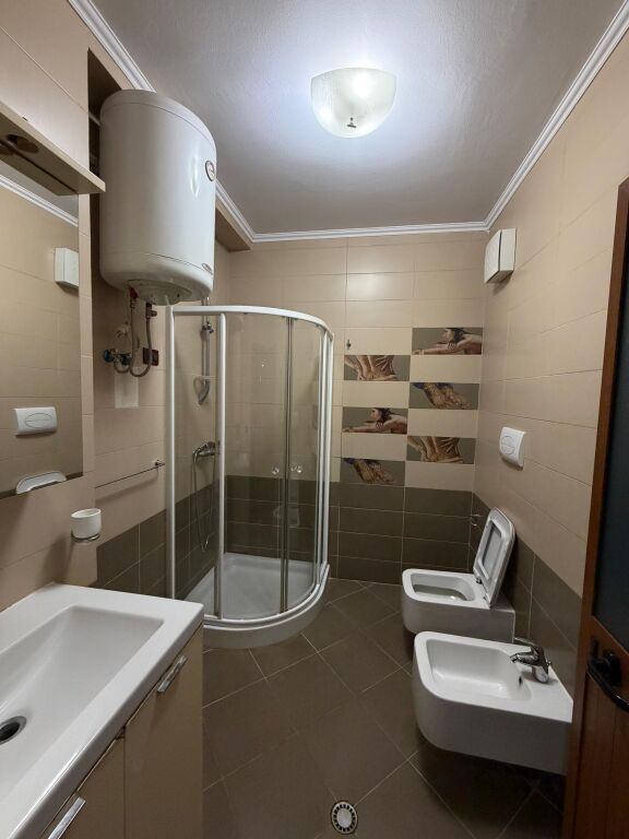 🏡 SHITET Apartament 2+1+2 + Parkim 🅿️ 📍 Pranë Teatrit “Art Turbina” – Rruga Marko Boçari