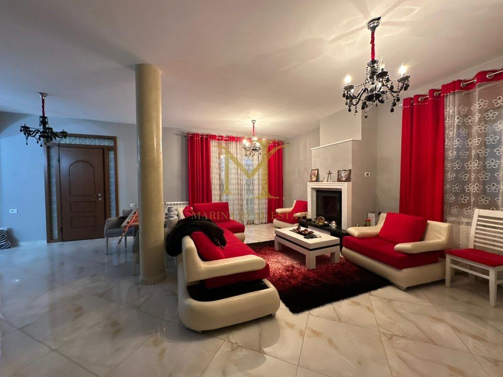 Shitet Vile individuale me pishine per shitje ne Gjirin e Lalzit!