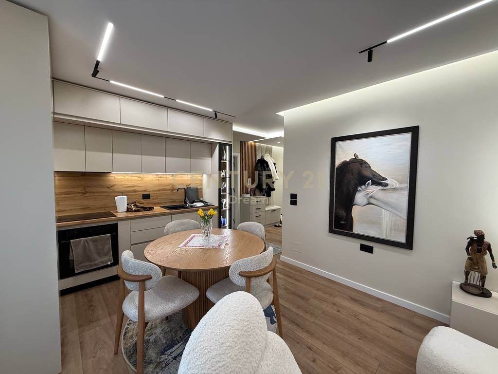 Shitet Apartament 2+1 ne Xhamllik