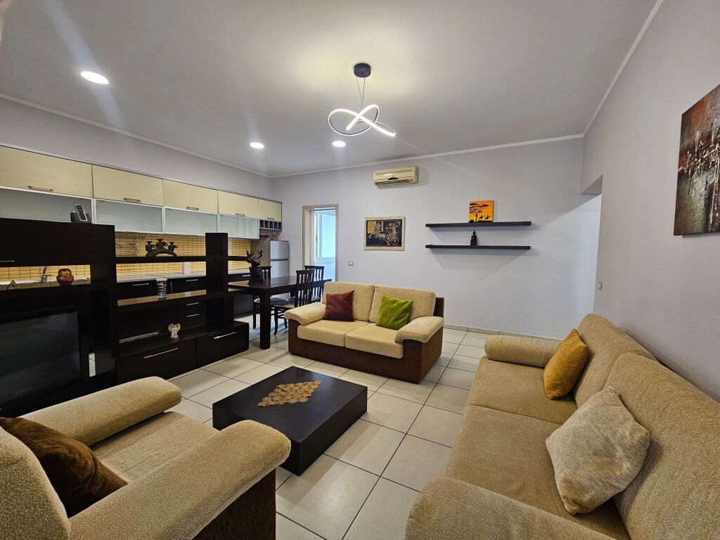 A Myslym Shyr "vicino alla banca BKT Affittasi appartamento 2+1+2 wc 5° piano palazzo vecchio "senza ascensore" 120 m² completamente ristrutturato da zero Prezzo 55.000 lek