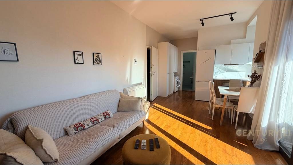 JEPET ME QIRA APARTAMENT 1+1 TEK RRUGA BARRIKADAVE !