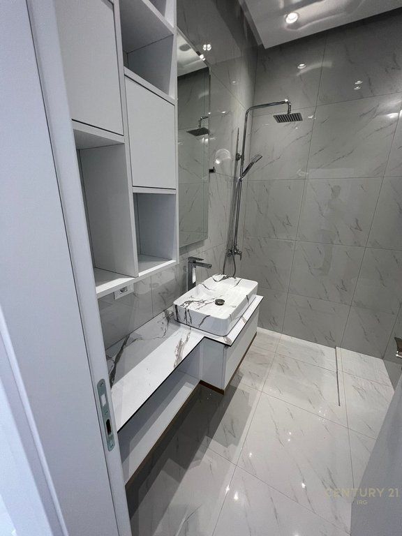 Shitet Apartament 2+1+2 me 2 poste parkimi – 21 Dhjetori