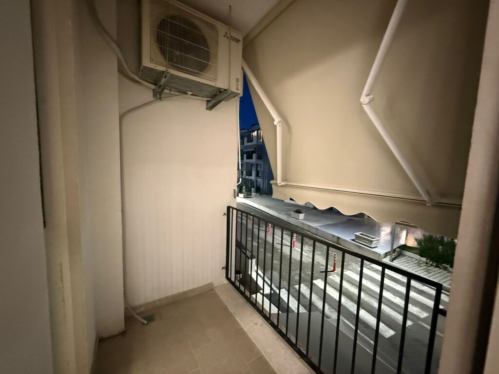 FOR RENT !! MODERN APARTMENT 1+1 + PARKING SPACE AT OASIS LAKE RESIDENCE NEAR VET HOSPITAL !!