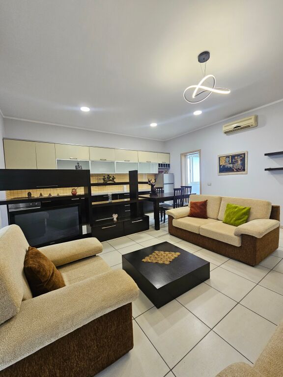 A Myslym Shyr "vicino alla banca BKT Affittasi appartamento 2+1+2 wc 5° piano palazzo vecchio "senza ascensore" 120 m² completamente ristrutturato da zero Prezzo 55.000 lek