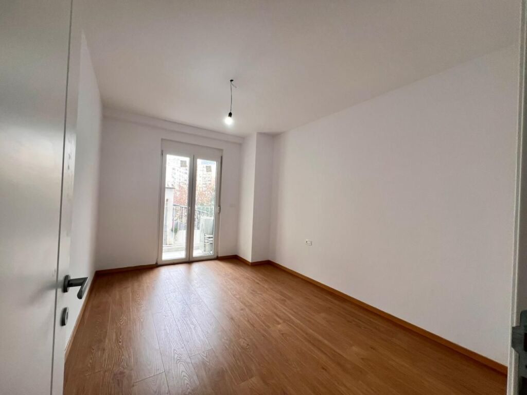 Titolo -- In Affitto: Ufficio Gigante | 3 Ambienti (128m2) 📍Via Elbasanit - Via Faik Konica, facciata dalla Strada || 2.000€/mese