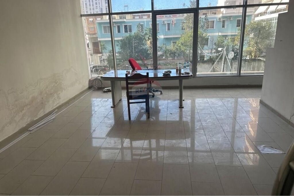 Dyqan në Shitje - 📍 Pranë Conad, VLORE