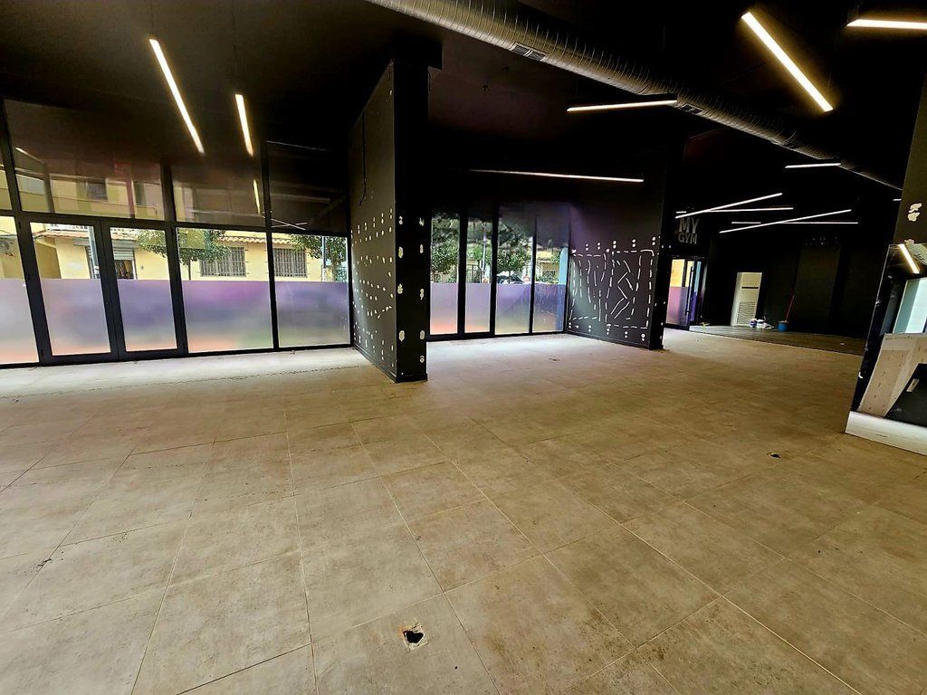 JEPET ME QIRA NJËSI KOMERCIALE 205 m² – NË ZEMËR TË TIRANËS