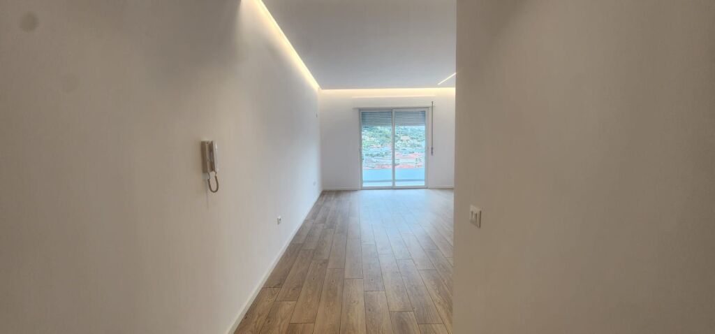 Apartament 2+1 i Rinovuar Totalisht në Shitje – Rruga Zenel Murra, Vlorë