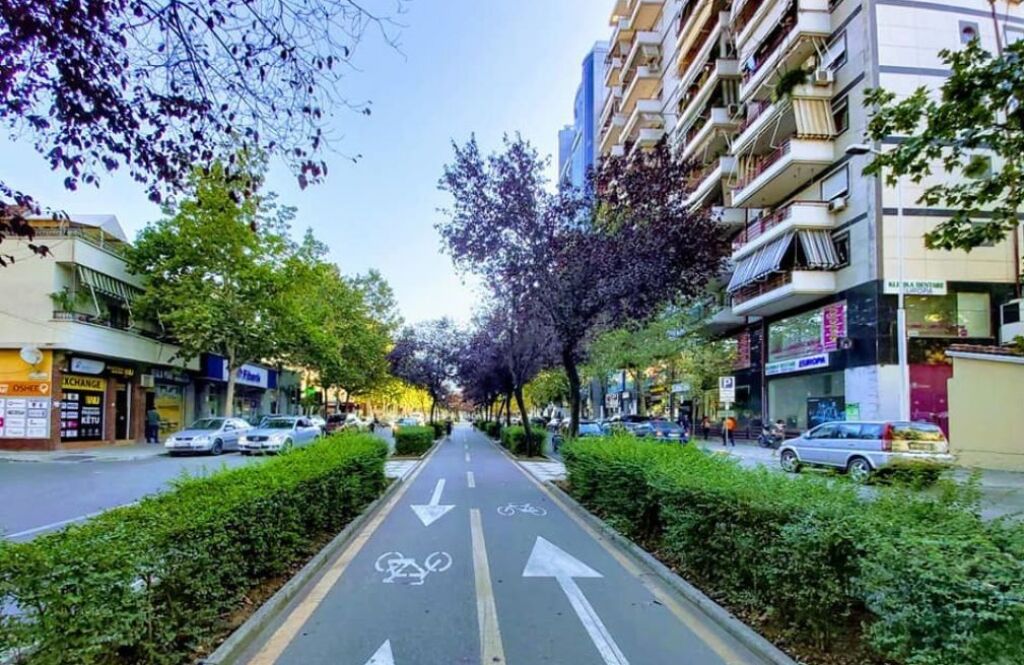 AMBIENT PER ZYRA ME QIRA, RRUGA E KAVAJES