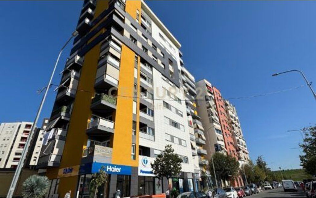 JEPET APARTAMENT 3+1+2 TEK RRUGA E KOSOVARVE ME QIRA