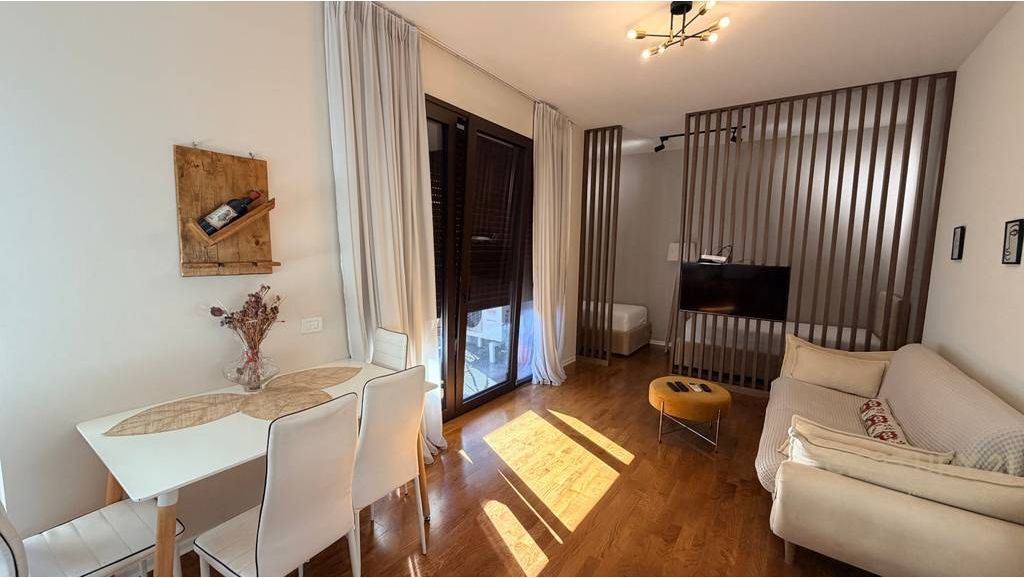 APARTAMENT 1+1 ME QIRA TEK RR BARRIKADAVE