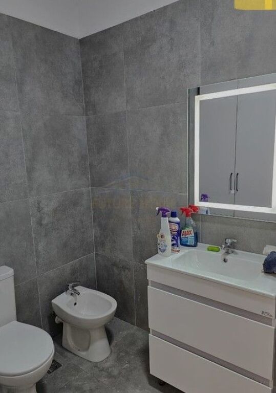 Shitet, Apartament 1+1, Rruga Jordan Misja, Tiranë.