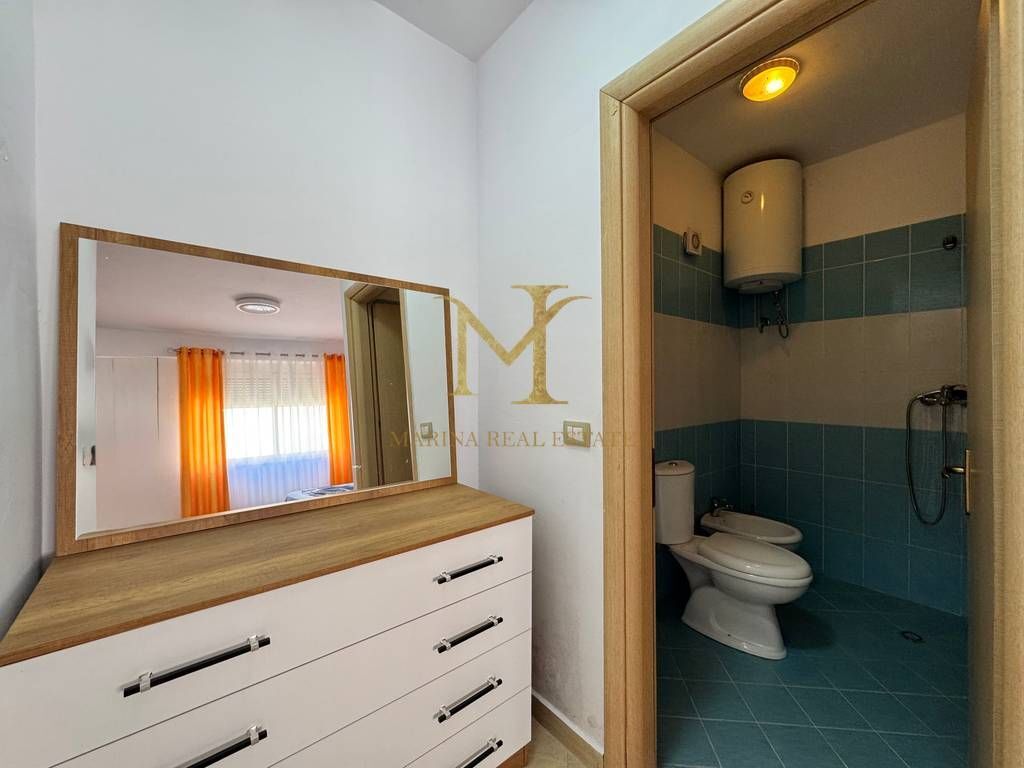 Jepet me qera 2+1 (2 banjo) me ballkon i bolshem me pamje nga deti