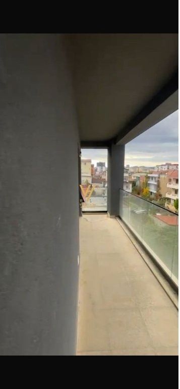 JEPET AMBIENT 117 M2 ME QIRA TE 5 MAJI 400 EURO