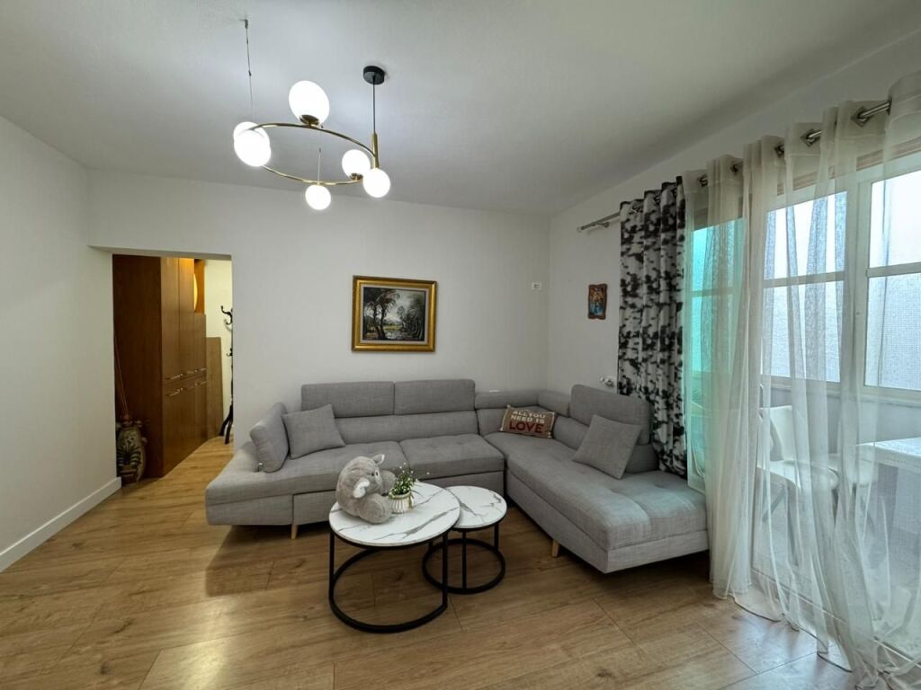 SI AFFITTANO 2 APPARTAMENTI, VICINO AL LICEO PETRO NINI