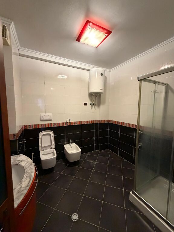 🏡 SHITET Apartament 2+1+2 + Parkim 🅿️ 📍 Pranë Teatrit “Art Turbina” – Rruga Marko Boçari