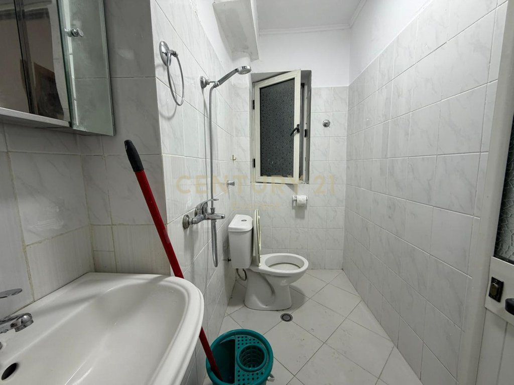 SHKOLLA BASHKUAR, SHESIM APARTAMENT 1+1 !