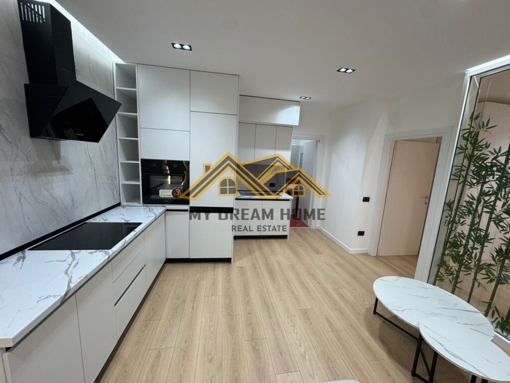 APARTAMENT 1+1 PRANE STACIONIT TE TRENIT NE DURRES, PER SHITJE!