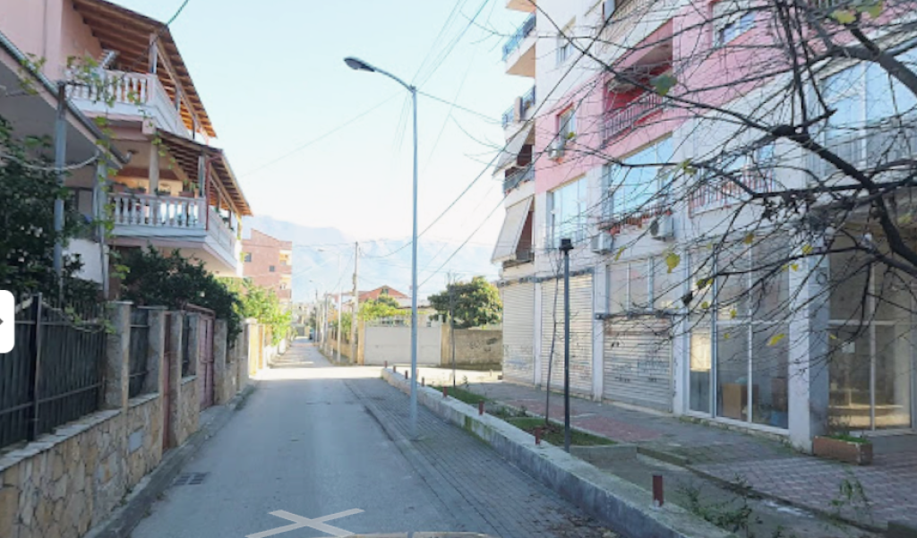 SHITET POST PARKIMI NE RRUGEN 5 MAJI