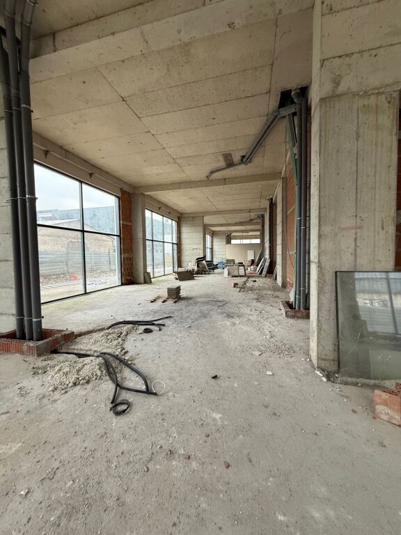 SHOP FOR RENT 786 M2 FORMER CUSTOMS 8000 EURO