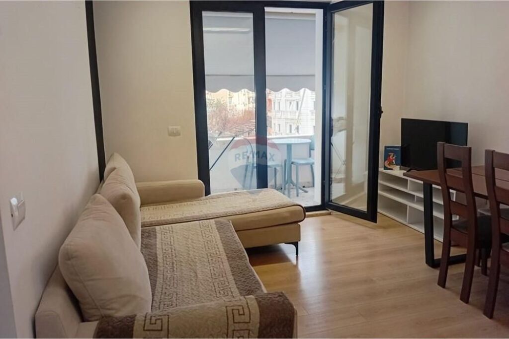 Shitet apartament tek hotel Colosseo