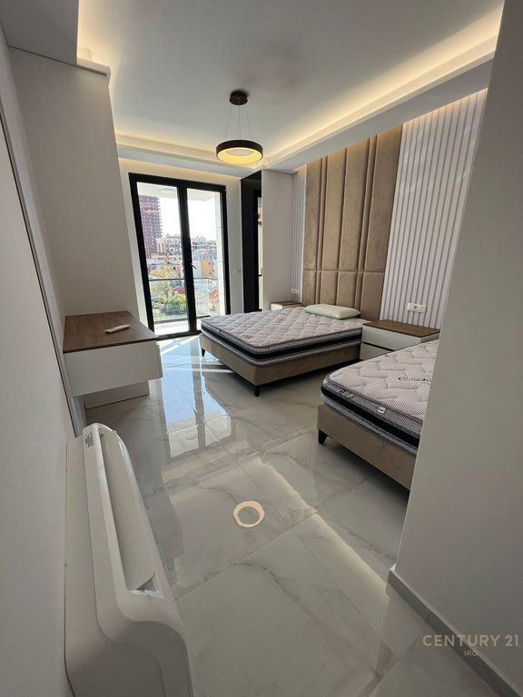 Shitet Apartament 2+1+2 me 2 poste parkimi – 21 Dhjetori