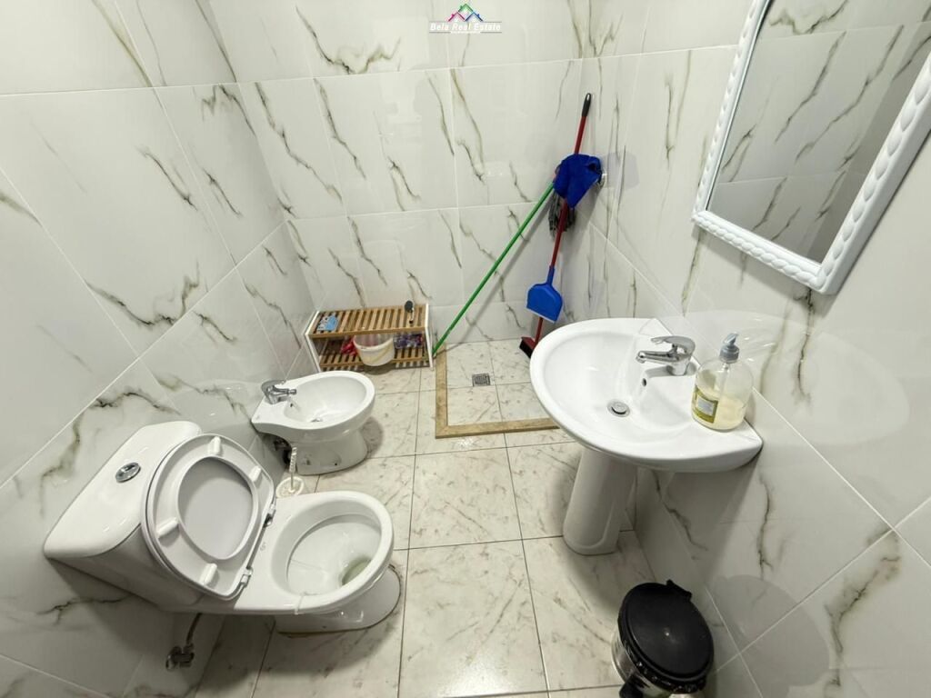 Zyre me qera tek 21 Dhjetori (ID BZ2806) Tirane