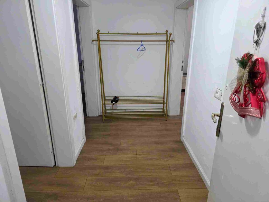 Jepet me qera apartamenti 2+1 Rruga Muhamet Gjollesha