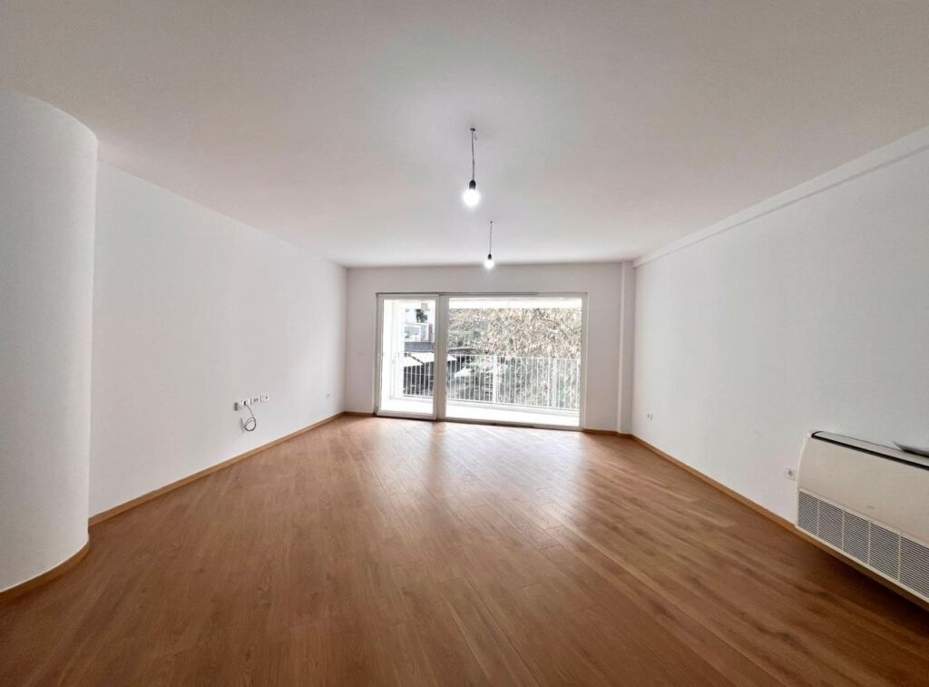 Titolo -- In Affitto: Ufficio Gigante | 3 Ambienti (128m2) 📍Via Elbasanit - Via Faik Konica, facciata dalla Strada || 2.000€/mese