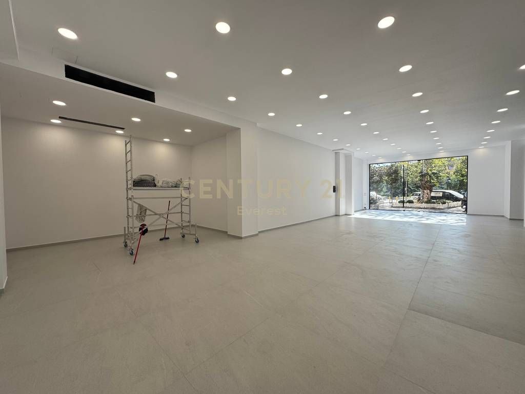 VICINO A DELIORGJI, LOCALE COMMERCIALE IN AFFITTO